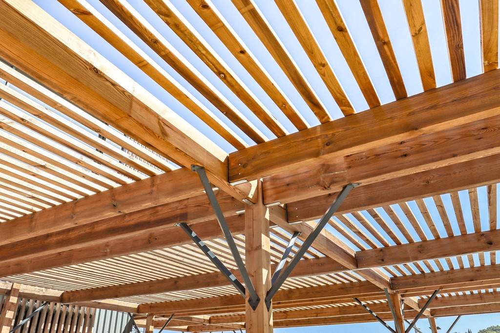 Pose d’une pergola chez nos clients Au Bureau de Carcassonne