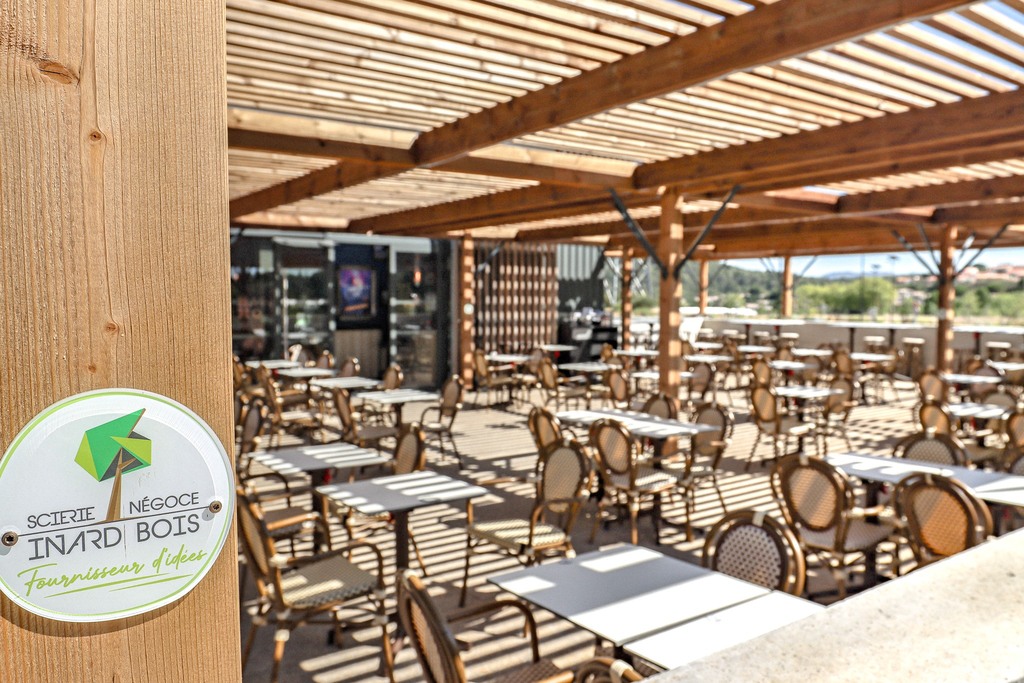 Pose d’une pergola chez nos clients Au Bureau de Carcassonne