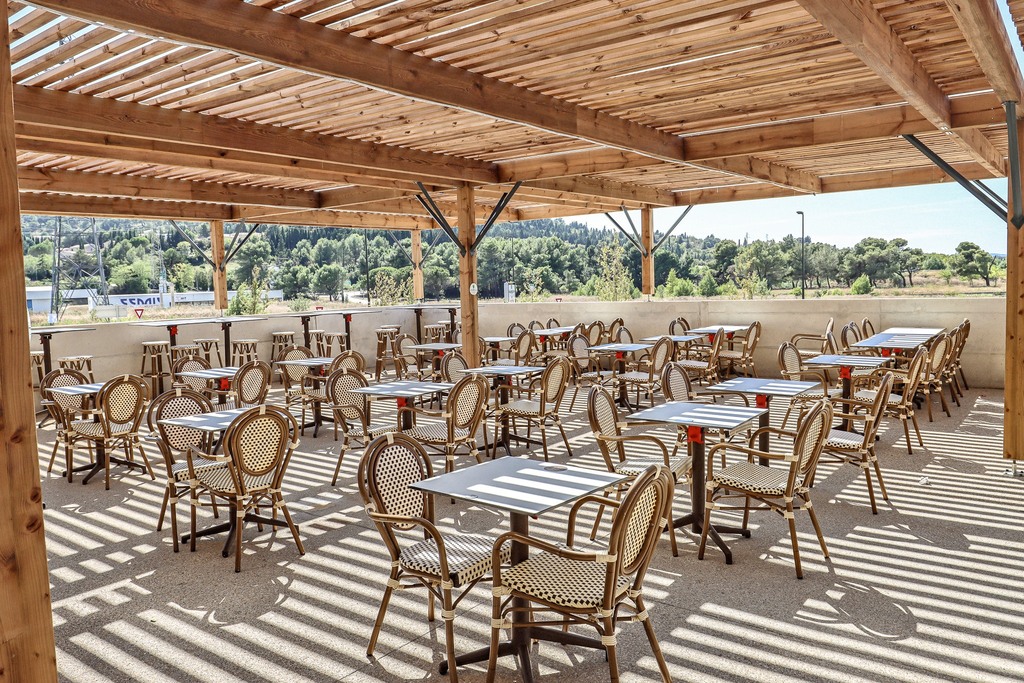 Pose d’une pergola chez nos clients Au Bureau de Carcassonne