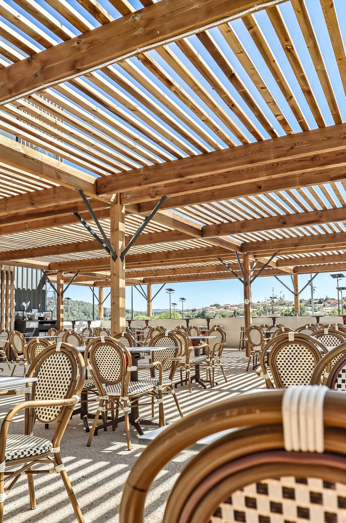 Pose d’une pergola chez nos clients Au Bureau de Carcassonne